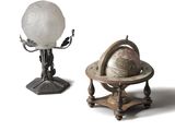 deux globes miniatures posés côte à côte sur un socle