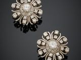 une paire de boucles d'oreilles à clip en diamant