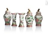 trois vases sont alignés les uns à côté des autres sur une surface blanche