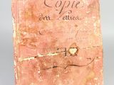 un vieux livre écrit posé sur une table