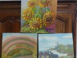 tableau représentant des tournesols posés sur une table, à côté d'un tableau représentant une maison