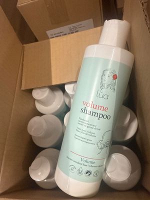 une bouteille de shampoing posée dans une boîte en carton