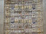 un tapis persan ancien présentant un motif multicolore sur fond beige
