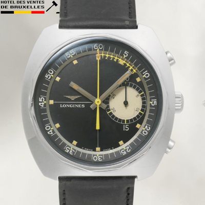 une montre noire et jaune montée sur un bracelet en cuir noir
