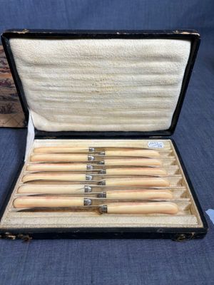 une photo d'un coffret contenant six paires de cuillères en bois