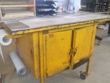 une table jaune sur laquelle est posé un rouleau de papier