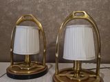 deux lampes posées sur une table, chacune munie d'un abat-jour