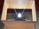 une lampe posée sur une table