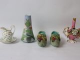 cinq vases différents et un petit vase posés sur une table