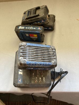 deux vieilles radios posées sur une table à côté d'un chargeur