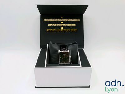an image of a box with a watch inside of it