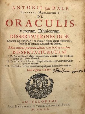 un vieux livre sur lequel figure l'image d'un dragon