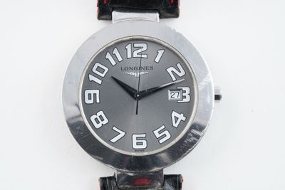 une montre posée sur une surface blanche