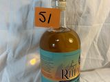 une bouteille de rhum posée sur une table