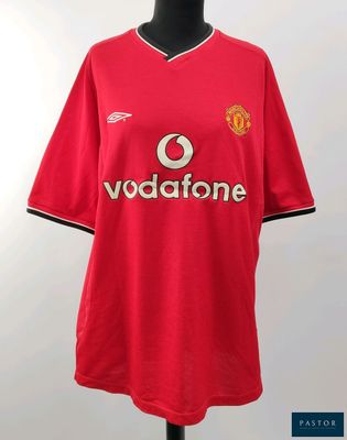 un maillot rouge de Manchester United sur un présentoir pour mannequin