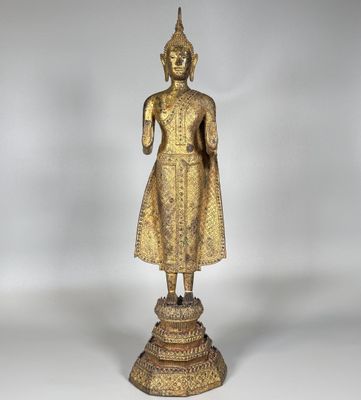 une image représentant une statue de Bouddha en or sur fond blanc