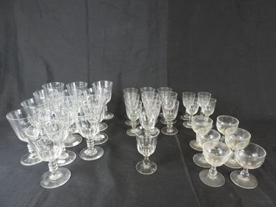 un grand nombre de verres à vin posés sur une table