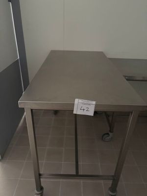 une table sur laquelle est posé un étiquetage de prix, dans une pièce