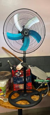 un ventilateur posé sur une table