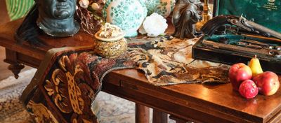 une table en bois sur laquelle sont posés tout un tas d'objets
