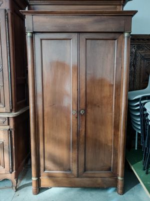 une armoire en bois surmontée d'une horloge