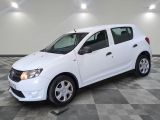 la petite voiture blanche est garée dans une grande pièce