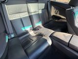 Les sièges arrière d'une voiture sont noirs et gris.