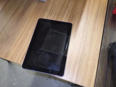 une tablette posée sur une table en bois