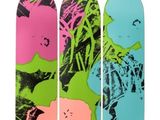 trois skateboards de couleurs et de motifs différents, sur fond blanc