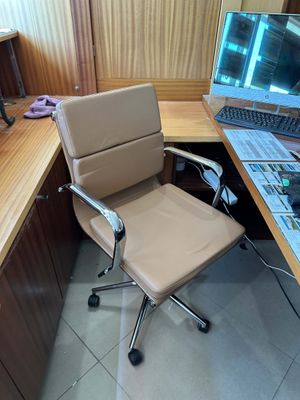 un bureau avec un ordinateur portable et une chaise devant