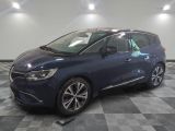 la voiture bleue est garée sur le sol en damier d'un garage