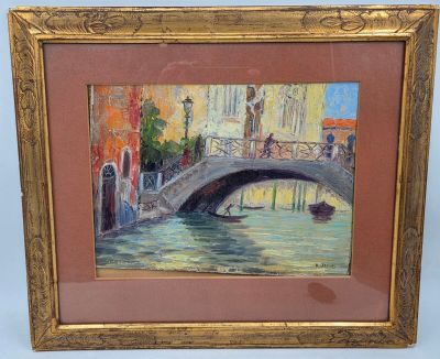 une peinture à l'huile représentant un pont au-dessus d'une rivière, dans un cadre doré