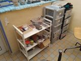 une petite cuisine équipée d'un micro-ondes, d'un réfrigérateur et d'autres appareils électroménagers
