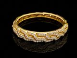 une bague en or jaune sertie de diamants sur fond noir