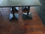deux tables posées sur un parquet