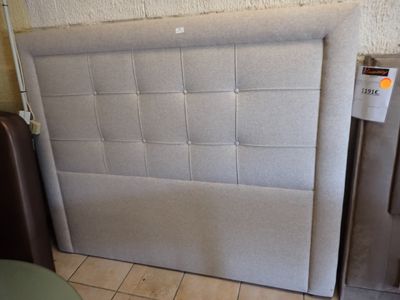 un lit sur lequel est posée une tête de lit