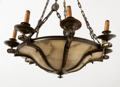 une image représentant un lustre en métal et en marbre
