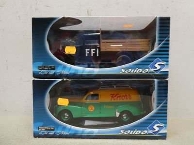 deux boîtes de petits véhicules jouets posées sur une table