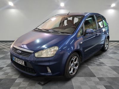 la photo d'une voiture bleue garée dans un garage