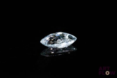 gros plan d'un diamant sur une surface noire