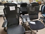 plusieurs chaises de bureau dans une pièce où le sol est encombré