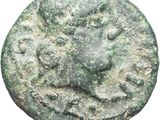 un gros plan d'une pièce de monnaie avec un visage dessus