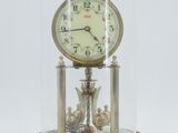 un dôme de verre avec une horloge à l'intérieur