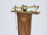 un support en bois sur lequel est posée une machine à coudre