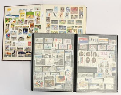 deux livres sur lesquels sont apposés des timbres, posés sur une table