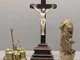 une statue de Jésus sur la croix, à côté d'autres statues