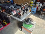 une table sur laquelle sont posés plusieurs outils