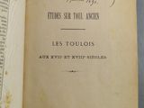 un livre ouvert avec une écriture dessus, posé sur une table
