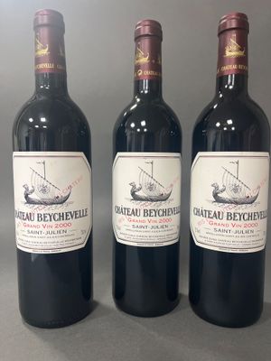 trois bouteilles de vin rouge posées sur une table