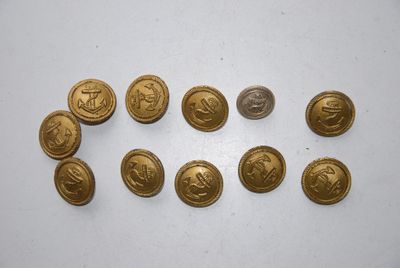 un tas de pièces d'or posées sur une table blanche